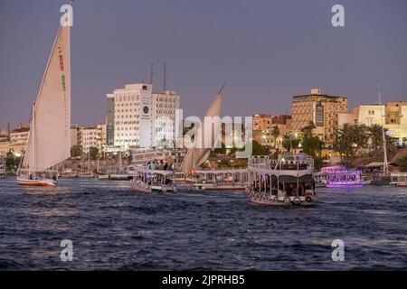 Voiliers et bateaux d'excursion sur le Nil en soirée à Assouan, Égypte Banque D'Images