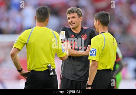 Arbitre Harm Osmers en conversation avec Thomas Mueller FC Bayern Munich FCB, Allianz Arena, Munich, Bavière, Allemagne Banque D'Images