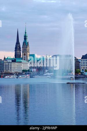 Lac intérieur Alster avec Alsterfontaine et horizon de la ville, Hambourg, Allemagne Banque D'Images