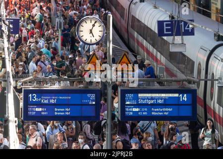 Beaucoup de gens debout bondés sur une plate-forme devant un TRAIN DE GLACE, le chaos dans la circulation locale, billet de 9 euros, la gare principale de hambourg, Hambourg, Allemagne Banque D'Images