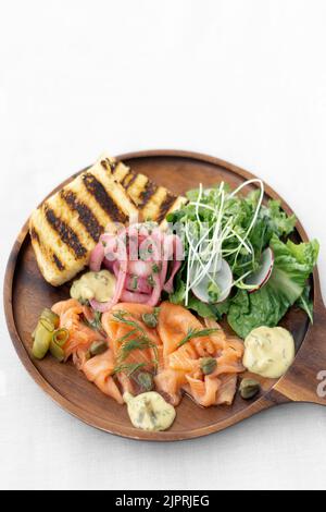 plateau de saumon gralax avec salade et toast sur fond blanc en suède Banque D'Images