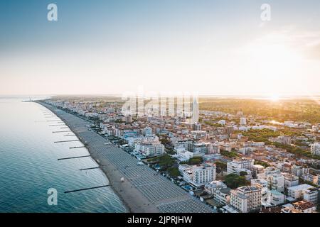 Lido di Jesolo, Italie. Vue aérienne d'en haut à la célèbre ligne de côte et destination touristique de vacances. Banque D'Images