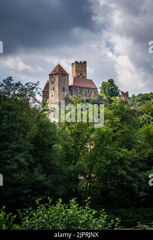 Château médiéval de Burg Hardegg en Autriche à travers des arbres avec des nuages sombres d'un peu plus loin. Banque D'Images