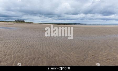 Un paysage panoramique de la baie et de la plage de Doughmore avec l'hôtel Trump International Golf Club en arrière-plan Banque D'Images