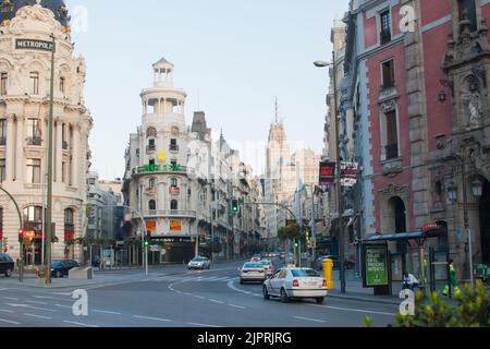 Les beaux bâtiments de la célèbre rue commerçante Gran via Banque D'Images