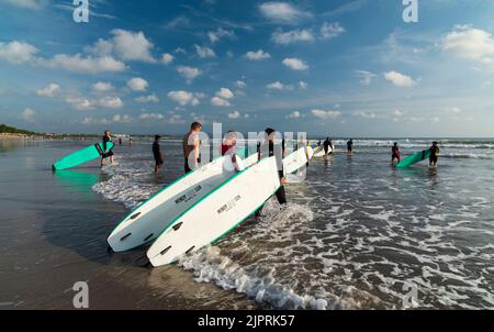 BALI - INDONÉSIE . 14 MAI 2017. Surfeurs sur leur chemin vers la mer. Kuta Beach est une destination de voyage importante dans le monde pour le sport de forf. Banque D'Images