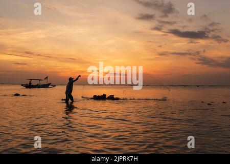 KUTA BEACH - BALI - INDONÉSIE . 14 MAI 2017. Pêche aux pêcheurs le soir sur la plage de Kuta Banque D'Images