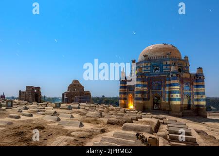 Le tombeau de Bibi Jawindi est l'un des cinq monuments de l'UCH Sharif, au Punjab, au Pakistan, qui figurent sur la liste provisoire du siège du patrimoine mondial de l'UNESCO Banque D'Images