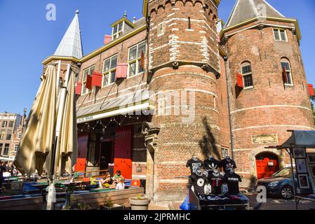 Amsterdam, pays-Bas. Août 2022. La maison de pesée à la place nieuwmarkt d'Amsterdam. Photo de haute qualité. Banque D'Images