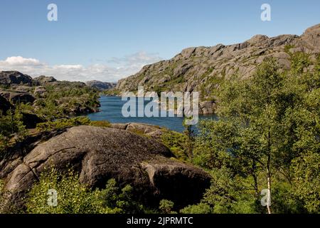 Vues incroyables sur la côte sud de la Norvège, fjords, lacs, belle nature. Enfants et adultes voyageant en Norvège l'été Banque D'Images