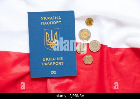 Les zlotys polonais et un passeport biométrique de l'Ukraine se trouvent sur les drapeaux de la Pologne, les finances et l'économie de l'Ukraine et de la Pologne, la migration de l'Ukraine Banque D'Images