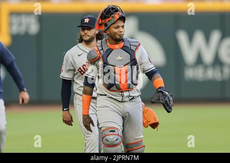 Atlanta, Géorgie. États-Unis; le capteur de Houston Astros Martin Maldonado (15) se dirige vers le dugout après avoir réchauffé le lanceur lance McCullers Jr. (43) pendant Banque D'Images