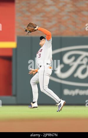 Atlanta, Géorgie. USA; Houston Astros shortstop Jeremy Pena (3) chase vers le bas et attrape une pop peu profonde vers le centre pour la sortie pendant une ligue majeure Banque D'Images