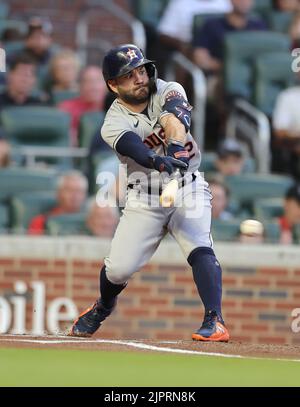 Atlanta, Géorgie. USA; Houston Astros deuxième baseman Jose Altuve (27) célibataires dans le premier repas lors d'un match de base-ball de ligue majeure contre l'Atlanta Banque D'Images