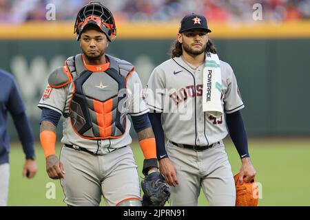 Atlanta, Géorgie. États-Unis; Martin Maldonado (15) et lance McCullers Jr. (43), le cataire de Houston Astros, se dirigent vers le dugout avant un leagu majeur Banque D'Images