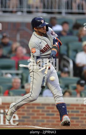 Atlanta, Géorgie. USA; le premier baseman d'Astros de Houston Yuli Gurriel (10) bat sa chauve-souris dans le premier repas lors d'un match de base-ball de ligue majeure contre le Banque D'Images