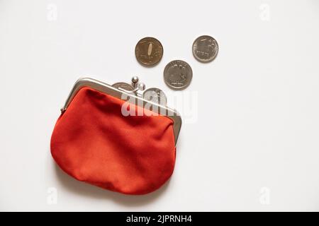 Le rouble russe avec un sac à main se trouve sur un fond blanc. Sanctions financières contre la Russie. L'effondrement du rouble. Crise et sanctions en Russie 20 Banque D'Images