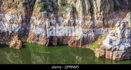 Panorama des roches érodées du lac de Monfrague, Espagne Banque D'Images