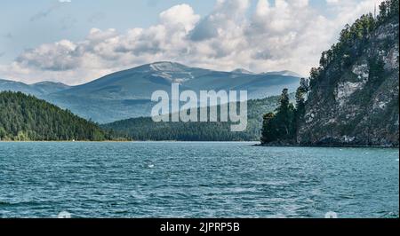 Baie Chivyrkuisky du lac Baikal. Baie de Krutaya Guba. Parc national de Zabaikalsky, Buryatia, Russie. Banque D'Images