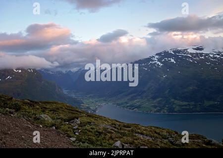 Mont Hoven d'en haut, vue splendide sur Nordfjord depuis le pont de Loen Banque D'Images