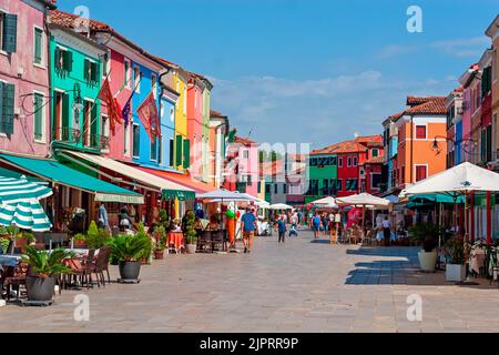 BURANO, ITALIE – 11 JUILLET 2022 : matin d'été à Burano, les touristes ne sont pas encore arrivés. Banque D'Images