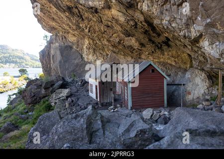 Des gens heureux, jouissant d'une vue imprenable sur la côte sud de la Norvège, fjords, lacs, belle nature. Enfants et adultes voyageant en Norvège l'été Banque D'Images