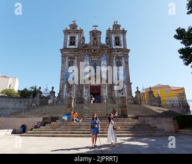 Igreja de Santo Ildefonso aka Eglise de Saint Ildefonso. Recouvert de tuiles bleues et blanches appelées Azulejos représentant des événements historiques. Porto, Portugal. Banque D'Images