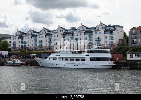 Un superyacht privé appelé «miss Conduct» avec un hélicoptère sur toit amarré à Wapping Wharf, le port flottant de Bristol, ville de Bristol, Angleterre, Royaume-Uni Banque D'Images