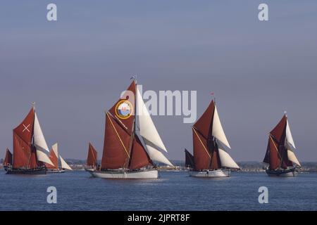 Un groupe de barges à voile sur la Tamise au début du match des barges de Blackwater en 2022, dans l'Essex. Banque D'Images