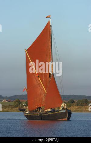 La Barge Centaur de la Tamise en pleine voile au soleil tôt le matin sur l'estuaire de Blackwater, Essex. Banque D'Images