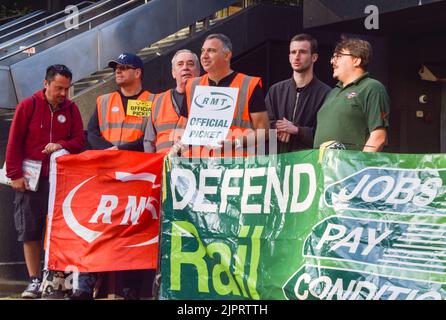 Londres, Royaume-Uni. 20th août 2022. Les membres du syndicat RMT se tiennent à la ligne de piquetage à l'extérieur de la gare d'Euston, alors que les grèves ferroviaires frappent le Royaume-Uni. Les travailleurs du rail et les membres du syndicat ont organisé d'autres présentations sur la paie. Credit: Vuk Valcic/Alamy Live News Banque D'Images