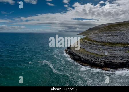 Une vue aérienne de la Burren Coast dans le comté de Clare avec le phare de Black Head sur le point rocheux Banque D'Images