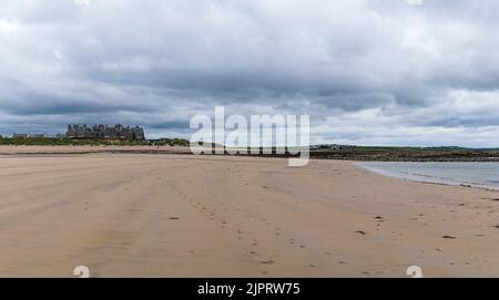 Un paysage panoramique de la baie et de la plage de Doughmore avec l'hôtel Trump International Golf Club en arrière-plan Banque D'Images