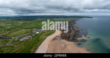 Vue aérienne sur la baie et la plage de Doughmore avec l'hôtel Trump International Golf Club et le parcours de golf Banque D'Images