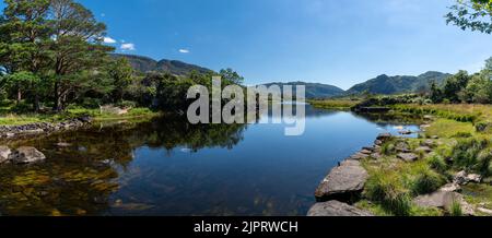 Un paysage panoramique de la rencontre des eaux dans le parc national de Killarney sur l'anneau du Kerry Banque D'Images