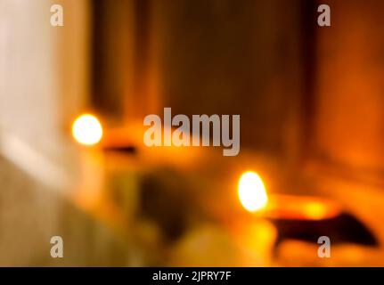 Festival des lumières de Diwali. Bookeh de lampes en argile (deepa) que les Indiens éclairent à l'extérieur de leurs maisons Banque D'Images