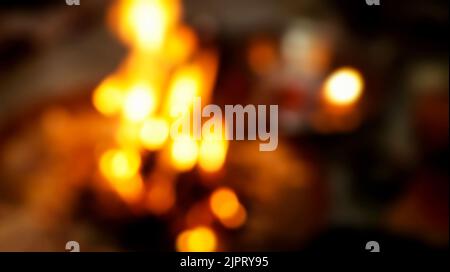 Festival des lumières de Diwali. Bookeh de lampes en argile (deepa) que les Indiens éclairent à l'extérieur de leurs maisons Banque D'Images