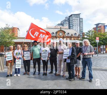 Slough, Berks, Royaume-Uni 20th août 2022 les syndicats du personnel ferroviaire sont actuellement en conflit avec le réseau ferroviaire et le gouvernement au sujet de la rémunération, des réductions de personnel proposées, des modifications des conditions générales, de la modernisation proposée et des licenciements obligatoires. L'action industrielle est la plus importante du Royaume-Uni depuis 1989 et est dirigée par le Syndicat national des travailleurs du rail, de la marine et du transport (RMT) et l'Associated Society of Locomotive Engineers and Firemen (ASLEF). PHOTO du député travailliste de Slough, Tan Dhesi. Bridget Catterall/Alamy Live News. Banque D'Images