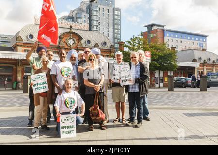 Slough, Berks, Royaume-Uni 20th août 2022 les syndicats du personnel ferroviaire sont actuellement en conflit avec le réseau ferroviaire et le gouvernement au sujet des salaires des conducteurs de train, des augmentations de salaires qui reflètent le coût de la vie, des réductions de personnel proposées, des modifications des conditions générales, de la modernisation du système ferroviaire proposée et des licenciements obligatoires. L'action industrielle est la plus importante du Royaume-Uni depuis 1989 et est dirigée par le Syndicat national des travailleurs du rail, de la marine et du transport (RMT) et l'Associated Society of Locomotive Engineers and Firemen (ASLEF). Bridget Catterall/Alamy Live News. Banque D'Images