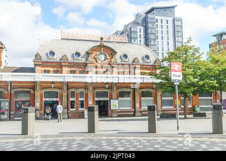 Slough, Berks, Royaume-Uni 20th août 2022 les syndicats du personnel ferroviaire sont actuellement en conflit avec le réseau ferroviaire et le gouvernement au sujet des salaires des conducteurs de train, des augmentations de salaires qui reflètent le coût de la vie, des réductions de personnel proposées, des modifications des conditions générales, de la modernisation du système ferroviaire proposée et des licenciements obligatoires. L'action industrielle est la plus importante du Royaume-Uni depuis 1989 et est dirigée par le Syndicat national des travailleurs du rail, de la marine et du transport (RMT) et l'Associated Society of Locomotive Engineers and Firemen (ASLEF). Bridget Catterall/Alamy Live News. Banque D'Images