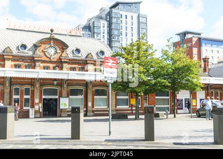 Slough, Berks, Royaume-Uni 20th août 2022 les syndicats du personnel ferroviaire sont actuellement en conflit avec le réseau ferroviaire et le gouvernement au sujet des salaires des conducteurs de train, des augmentations de salaires qui reflètent le coût de la vie, des réductions de personnel proposées, des modifications des conditions générales, de la modernisation du système ferroviaire proposée et des licenciements obligatoires. L'action industrielle est la plus importante du Royaume-Uni depuis 1989 et est dirigée par le Syndicat national des travailleurs du rail, de la marine et du transport (RMT) et l'Associated Society of Locomotive Engineers and Firemen (ASLEF). Bridget Catterall/Alamy Live News. Banque D'Images