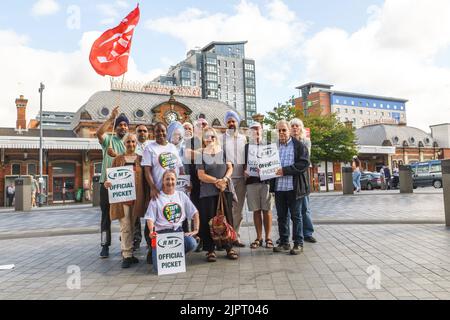 Slough, Berks, Royaume-Uni 20th août 2022 les syndicats du personnel ferroviaire sont actuellement en conflit avec le réseau ferroviaire et le gouvernement au sujet des salaires des conducteurs de train, des augmentations de salaires qui reflètent le coût de la vie, des réductions de personnel proposées, des modifications des conditions générales, de la modernisation du système ferroviaire proposée et des licenciements obligatoires. L'action industrielle est la plus importante du Royaume-Uni depuis 1989 et est dirigée par le Syndicat national des travailleurs du rail, de la marine et du transport (RMT) et l'Associated Society of Locomotive Engineers and Firemen (ASLEF). Bridget Catterall/Alamy Live News. Banque D'Images