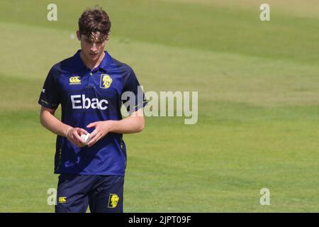 Chester le Street, Angleterre, le 12 août 2022. Stanley McAlindon Bowling pour Durham Cricket contre Gloucestershire CCC dans le Royal London One Day Cup à Seat unique Riverside. Crédit : Colin Edwards Banque D'Images