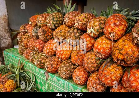 Pile d'ananas frais exposée au marché de la rue à Madagascar Banque D'Images
