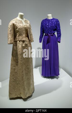 Vue de deux robes de soirée en soie exposées dans l'exposition 'Balenciaga Character' au musée Cristobal Balenciaga de Getaria, Gipuzkoa. Cette exposition expose 90 pièces réparties sur cinq salles dans lesquelles apprécier les silhouettes, les volumes, les tissus et la broderie, et découvrir que le monde intérieur, souvent caché, que la coupe, la technique et la haute couture rend possible. Banque D'Images