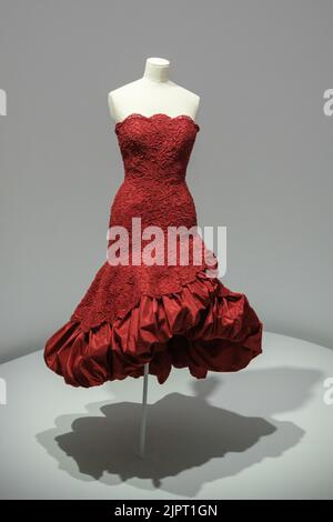 Gipuzkoa, Espagne. 19th août 2022. Vue sur une robe rouge de soirée exposée dans l'exposition de caractère Balenciaga au musée Cristobal Balenciaga de Getaria, Gipuzkoa. Cette exposition expose 90 pièces réparties sur cinq salles dans lesquelles apprécier les silhouettes, les volumes, les tissus et la broderie, et découvrir que le monde intérieur, souvent caché, que la coupe, la technique et la haute couture rend possible. (Photo par Atilano Garcia/SOPA Images/Sipa USA) crédit: SIPA USA/Alay Live News Banque D'Images