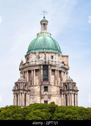 La tour et le dôme du Mémorial Ashton, qui s'élève au-dessus des arbres environnants, à Williamson Park, Lancaster, Royaume-Uni Banque D'Images