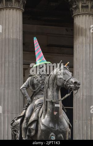 L'emblématique statue de Glasgow de Wellington avec un cône de circulation placé irréversiquement sur sa tête, à l'extérieur du Musée d'art moderne de Glasgow Banque D'Images