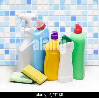 Une bouteille en plastique avec produit de nettoyage ménager sur une table blanche dans la salle de bains Banque D'Images