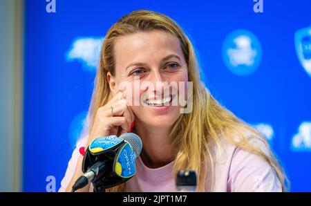 Petra Kvitova, de la République tchèque, s'entretient avec les médias après le troisième tour de l'Open de l'Ouest et du Sud 2022, tournoi de tennis WTA 1000 sur 18 août 2022 à Cincinnati, Etats-Unis - photo : Rob Prange/DPPI/LiveMedia Banque D'Images